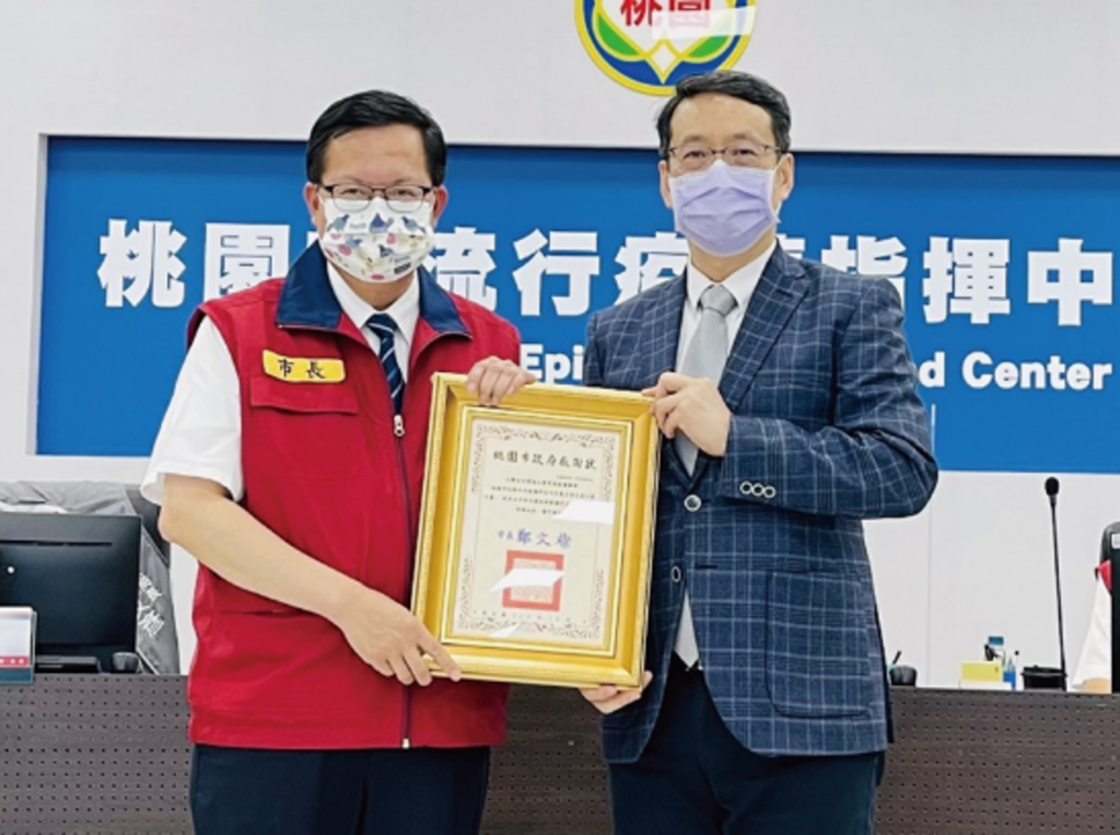 桃園市長鄭文燦(左)致贈感謝狀給柏新公司鄭仁雄(右),感謝協會及成員贊助先進的智能技術設備,守護幼兒園與特教學校的室內空氣品質